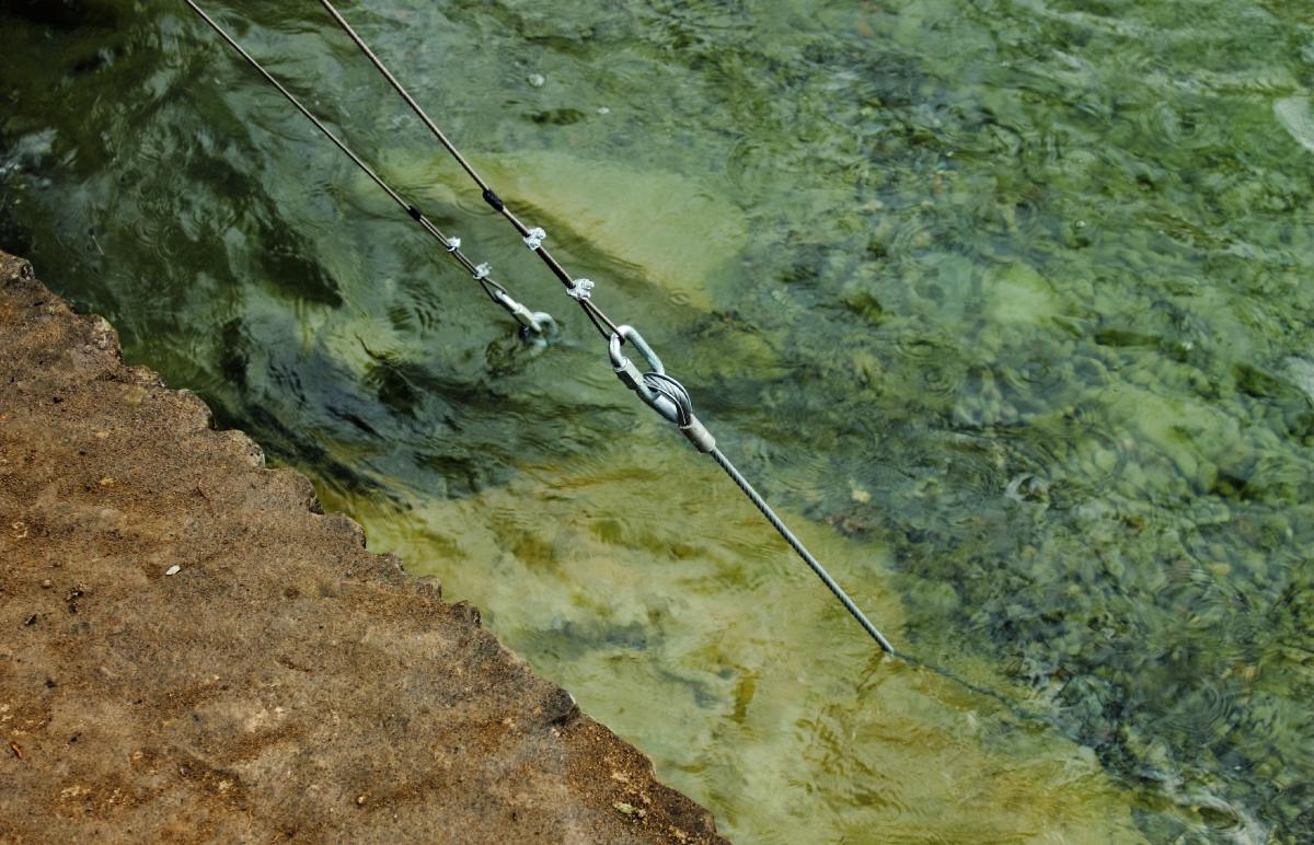 Im Wasser verankerte Drahtseile